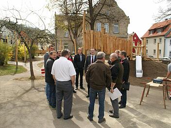 Sehr angetan war der Eltmanner Bauausschuss vom neuen Spielplatz des Städtischen Kindergartens, der den Schlusspunkt unter die umfassenden Sanierungs- und Umbauarbeiten am Kindergarten setzt. Fotos: Sabine Weinbeer