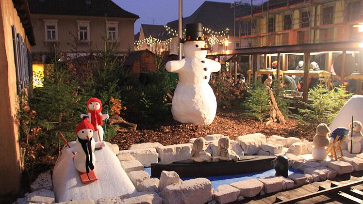 Noch muss der Schneemann aus Pappmaché ausreichen, doch bald schon liegt hoffentlich echter Schnee. Foto: Matthias Einwag