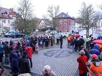 Auf dem Vorplatz der evangelischen Kirche in Haßfurt versammelten sich rund 100 Menschen und zeigten sich solidarisch mit Pfarrerin Doris Otminghaus.  Foto: Klaus Schmitt