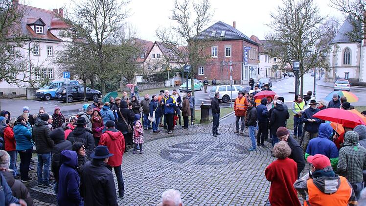 Auf dem Vorplatz der evangelischen Kirche in Haßfurt versammelten sich rund 100 Menschen und zeigten sich solidarisch mit Pfarrerin Doris Otminghaus.  Foto: Klaus Schmitt