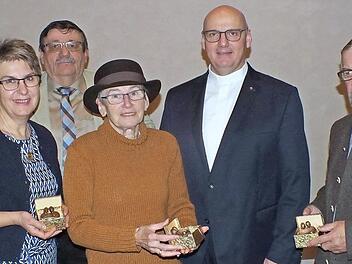 Hans Schmitt (2. v. l.) und Helmut Hetzel (2. v. r.) beschenkten Karin Andree (l.), Christa Lukasch und Manfred Lukasch mit einer kleinen Krippendarstellung. Foto: Manfred Welker