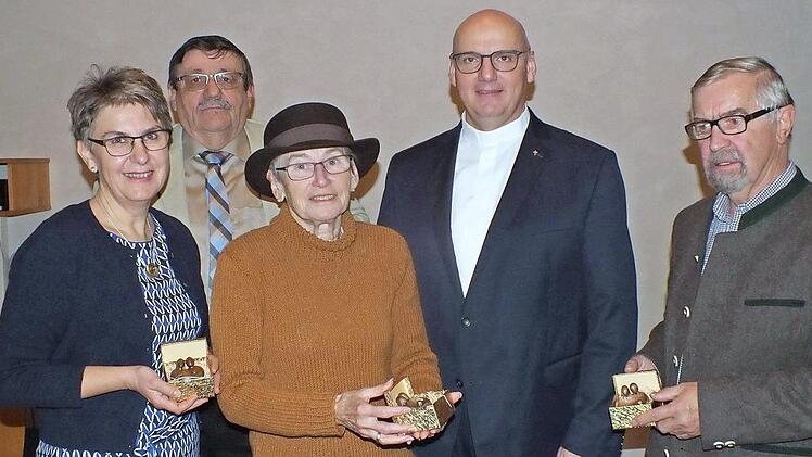 Hans Schmitt (2. v. l.) und Helmut Hetzel (2. v. r.) beschenkten Karin Andree (l.), Christa Lukasch und Manfred Lukasch mit einer kleinen Krippendarstellung. Foto: Manfred Welker