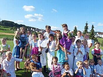 Die Weilersbacher Kinder nach dem Betzenaustanzen  Foto: Heidi Amon