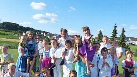 Die Weilersbacher Kinder nach dem Betzenaustanzen  Foto: Heidi Amon