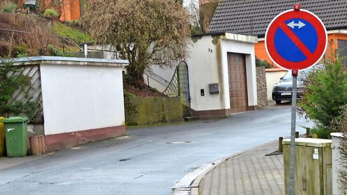 In der Weinbergstraße stehen in diesem Winter erstmals Parkverbotsschilder, über die sich einige Anwohner ärgern. In anderen Straßen Rödentals gibt es diese Regelung schon seit Jahren. Foto: Rainer Lutz
