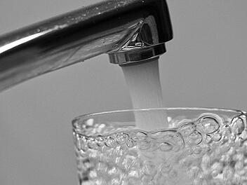 Täglich Leitungswasser trinken: 4-Stunden-Regel schützt vor Keimen