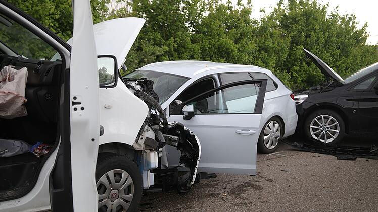 Kreis Ansbach: Unfall mit drei Autos  - Rettungshubschrauber im Einsatz