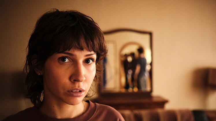 Nisha (Amina Merai) hat persische Wurzeln. Ihre Mutter ist vor kurzem an Krebs gestorben, der Vater gilt als unbekannt. Immerhin muss sich die junge Waise nicht wie ihr Freund Mike vor dessen schwierigen Eltern erklären.