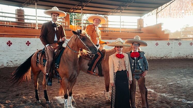 Auf der ersten Station ihres Abenteuers erleben Kai Pflaume (links) und Jens "Knossi" Knossalla (zweiter von links) in Mexiko eine Hochzeit auf Pferden und begleiten das Brautpaar (rechts).