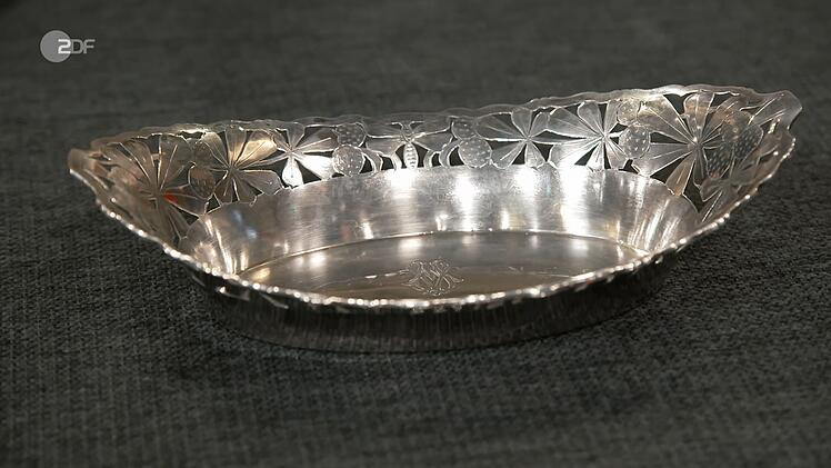 Der Sch&auml;tzwert der Silberschale mit Kronenwappen aus der Zeit zwischen 1900 und 1918 lag mit 320 bis 350 Euro weit unter dem Wunschpreis. Wolfgang Pauritsch bezahlte 400 Euro bezahlte f&uuml;r die Silberware.