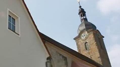 Direkter Nachbar des Pfarrzentrums (links in Bild) ist die Stadtpfarrkirche St. Laurentius.