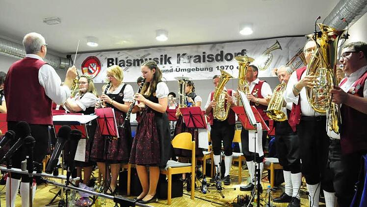 Stimmung im Stehen: die Blasmusik Kraisdorf im Pfarrsaal Pfarrweisach.