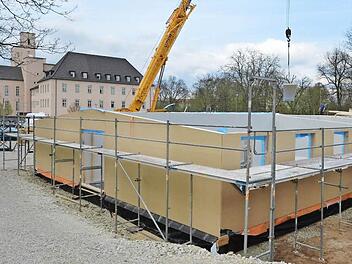 Schon stehen die Wände: Auf der Baustelle am Bistumshaus Sankt Otto geht es zügig voran. Jeden Tag macht der Schul-Ausweichbau Fortschritte. Foto: Ronald Rinklef