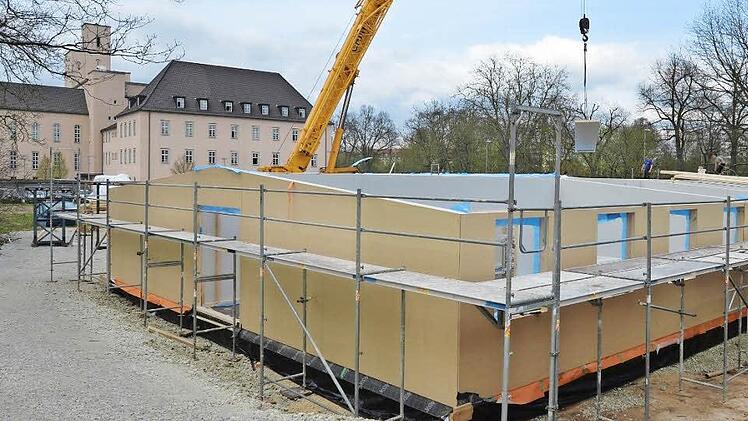 Schon stehen die Wände: Auf der Baustelle am Bistumshaus Sankt Otto geht es zügig voran. Jeden Tag macht der Schul-Ausweichbau Fortschritte. Foto: Ronald Rinklef