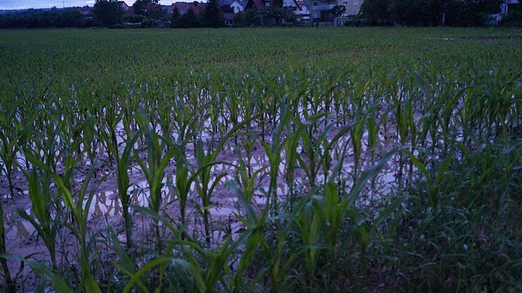 Die Böden waren so vollgesogen, dass sie kein Wasser mehr aufnehmen konnten, so dass das Wasser in den Ort floss. Foto: Peter Schmieder
