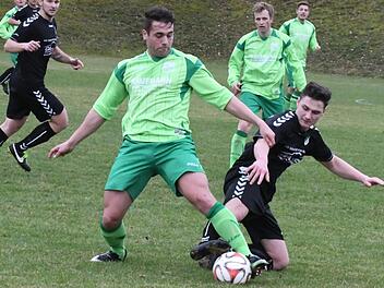 Energischer Kampf um den Ball: Ramsthals Steven Klitzing (links) im Clinch mit Forsts Julian Östreicher. Foto: Hopf
