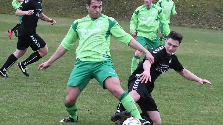 Energischer Kampf um den Ball: Ramsthals Steven Klitzing (links) im Clinch mit Forsts Julian Östreicher. Foto: Hopf