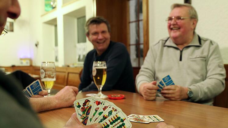 Seit 40 Jahren spielen die Kartler fast jeden Monatgabend. Das macht ungef&auml;hr 2000 Spielabende. Gespielt wird Schafkopf mit dem traditionellen Bayerischen Blatt, bei dem Ober und Unter die h&ouml;chsten Tr&uuml;mpfe sind. Adriane Lochner/privat