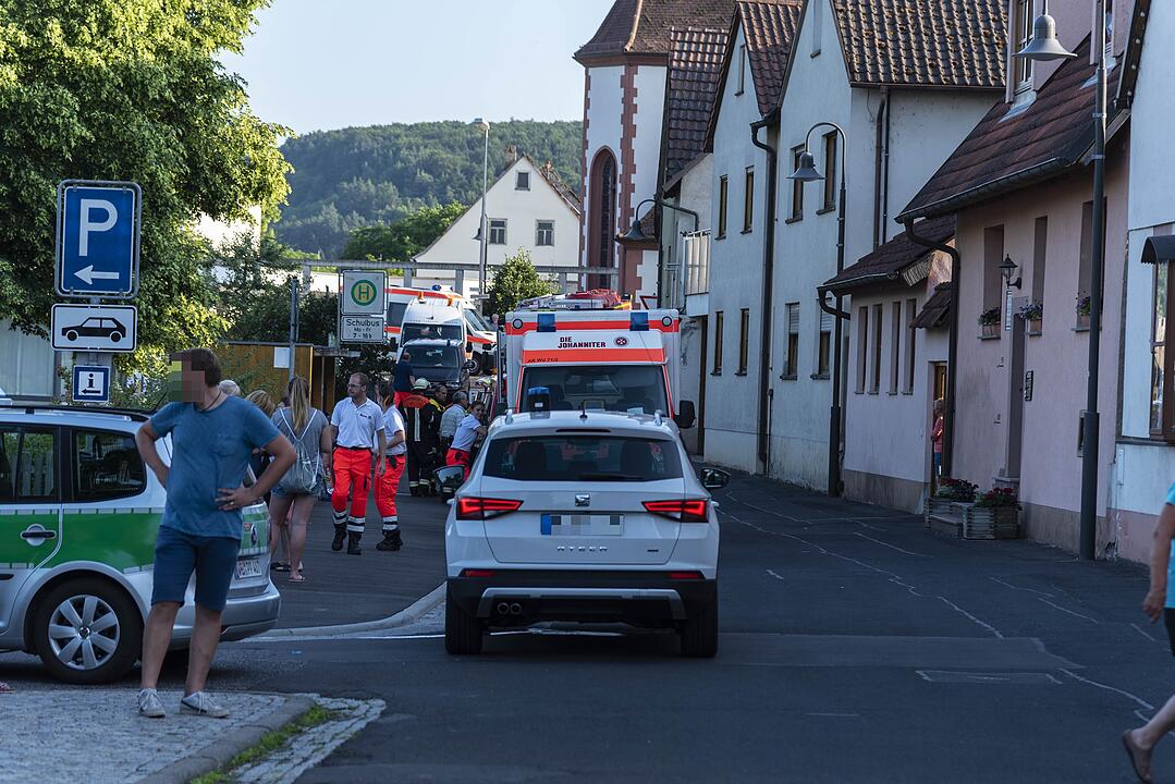 Wohnhaus in Unterfranken stürzt nach Verpuffung ein: Vier Menschen teils schwer verletzt