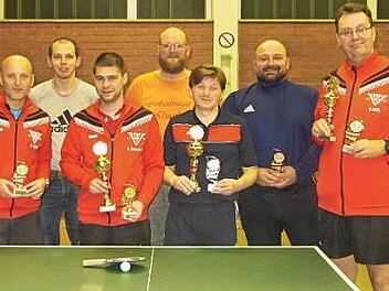 Neuer Titelträger bei den Tischtennis-Vereinsmeisterschaften des TSV Ebersdorf wurde Rene Großmann (Dritter von links). Mit im Bild die Nächstplatzierten (von links): Markus Tröbs (Doppelsieger mit Großmann), Bernd Seifert, Thomas Bergner, Vizemeister Andreas Zipfel, Andras Rau und Volkmar Reitz.  Foto: Hans Franz