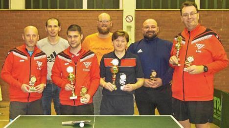 Neuer Titelträger bei den Tischtennis-Vereinsmeisterschaften des TSV Ebersdorf wurde Rene Großmann (Dritter von links). Mit im Bild die Nächstplatzierten (von links): Markus Tröbs (Doppelsieger mit Großmann), Bernd Seifert, Thomas Bergner, Vizemeister Andreas Zipfel, Andras Rau und Volkmar Reitz.  Foto: Hans Franz