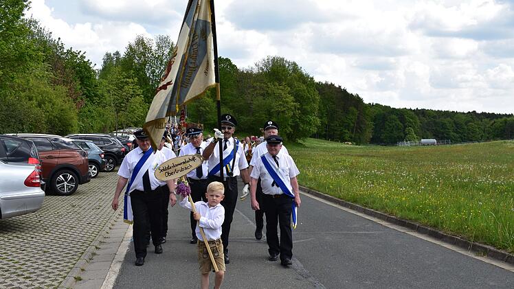 Der Festzug in Geschwand Foto: Petra Malbrich