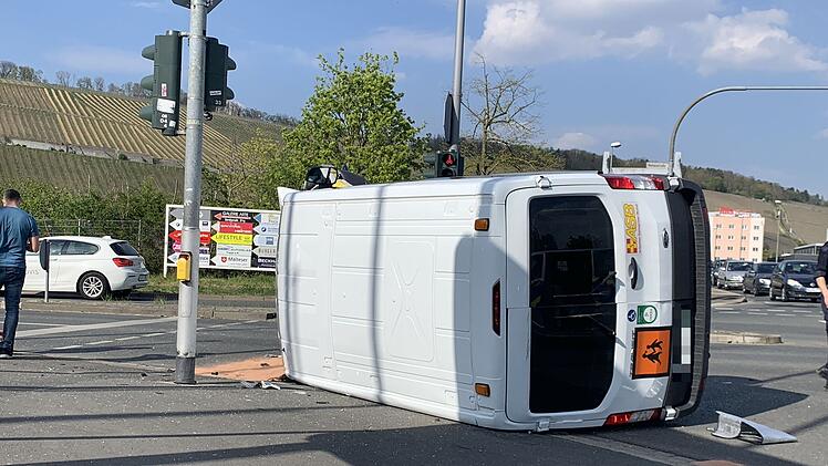 F&uuml;nf Verletzte nach Kollision zwischen Auto und Schulbus