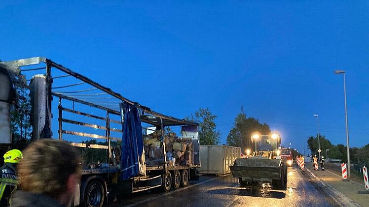 Riesige Rauch-Säule im Kreis Bamberg: Lkw geht in Flammen auf - Feuerwehr mit Großeinsatz