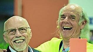 Schiedsrichter-Ehrenobmann Benno Dorn und der fränkische Kabarettist Klaus-Karl-Kraus