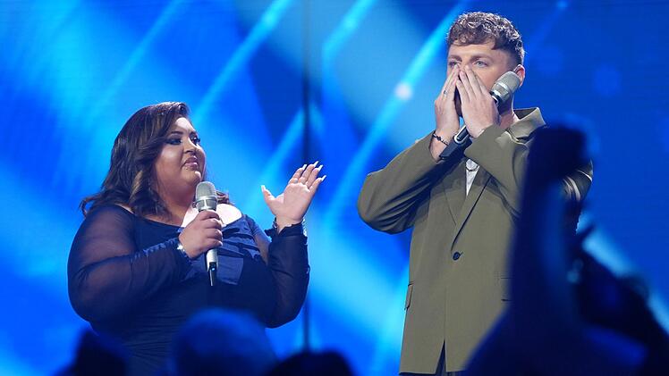 Die erste Entscheidung: Im "Showdown" treten Kadischa Wei&szlig; und Maric Verch gegeneinander an. Maric erh&auml;lt mehr Stimmen von den DSDS-Fans und darf im Halbfinale antreten - Kadischa scheidet aus.