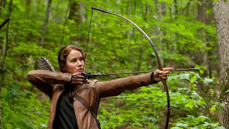 Katniss (Jennifer Lawrence) hat nicht viel zu lachen - auch vor den Hungerspielen nicht: Sie muss im Wald jagen, um ihre Mutter und ihre Schwester zu ern&auml;hren.