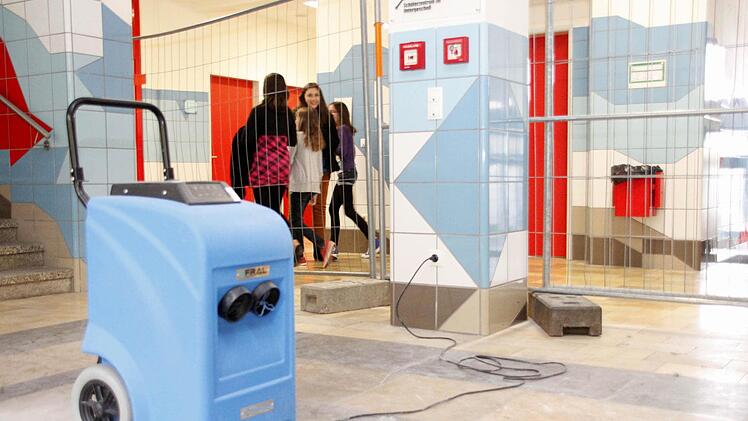 Trocknungsgebläse sind rund um die Uhr in den Fluren der Schule im Einsatz.  Foto: Pelke