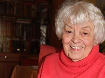 Fit hält sich Lieselotte Pöhlmann-Schmiedel mit Kreuzworträtseln und der täglichen Zeitungslektüre. "Wenn mal morgens meine Zeitung nicht da ist, dann werde ich schon nervös. Meine Bayerische Rundschau brauche ich", erzählt die Jubilarin. Foto: Sonja Adam