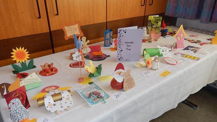 Auf einem Tisch wurden die Geschenke der vergangenen Jahre gezeigt, die die Teilnehmer erhalten haben. Foto: Daniela Feser