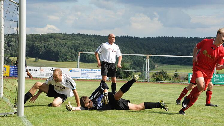 Die Gegentore sind das Problem: 80 Mal musste Albertshausens Keeper (im Bild) in der vergangenen Saison hinter sich greifen. Doch auch der neue Partner vom SV Garitz II erwies sich in der Vorsaison alles andere als sattelfest in der Defensive. Klar, wo der neuen Spielgemeinschaft der Schuh drückt. Foto: Hopf