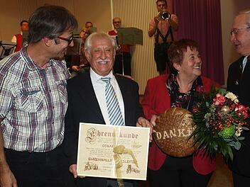 Zum Ehrenwallfahrtsführer wurde Otmar Seidl (zweiter von links) ernannt. Großer Dank galt auch seiner Ehefrau Maria. Die Ehrung sprachen der neue Leiter Otmar Lutz (rechts) und sein künftiger Stellvertreter Andreas Erhard (links) aus. Foto: Stefan Geiger
