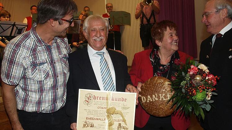 Zum Ehrenwallfahrtsführer wurde Otmar Seidl (zweiter von links) ernannt. Großer Dank galt auch seiner Ehefrau Maria. Die Ehrung sprachen der neue Leiter Otmar Lutz (rechts) und sein künftiger Stellvertreter Andreas Erhard (links) aus. Foto: Stefan Geiger