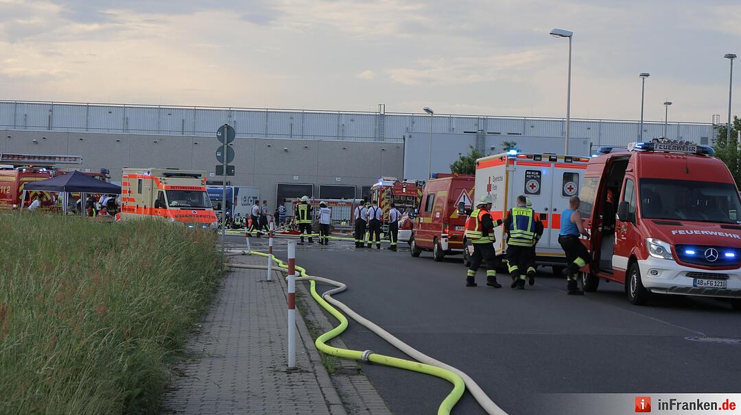 Feuer in Industriebetrieb in Alzenau – Schaulustige behindern Feuerwehr