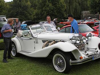 Armin Knauer (Mitte) mit seinem Mercedes 300 E, den es in dieser "weißen Ausführung" nur zweimal gibt.
