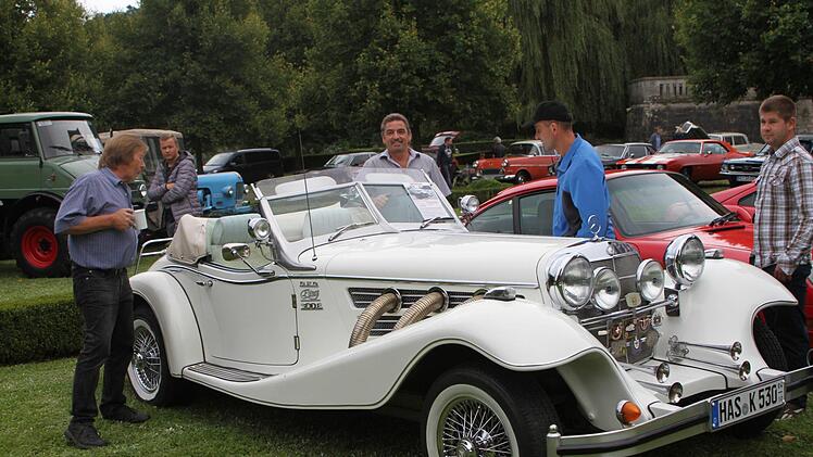Armin Knauer (Mitte) mit seinem Mercedes 300 E, den es in dieser "weißen Ausführung" nur zweimal gibt.