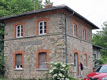 Den alten Bahnhof will die Marktgemeinde Maßbach kaufen. 20.000  Euro stehen dafür im Gemeindehaushalt. Foto: Dieter Britz