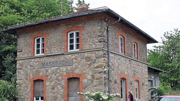 Den alten Bahnhof will die Marktgemeinde Maßbach kaufen. 20.000  Euro stehen dafür im Gemeindehaushalt. Foto: Dieter Britz