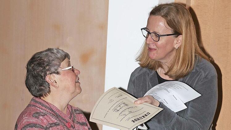 40 Jahre lang trug Gerda Fischer in Michelau ehrenamtlich den Gemeindebrief aus.  Foto: Klaus Gagel