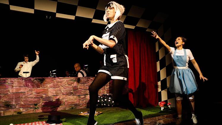 Turbulentes Bühnenvergnügen: Der songzyklus "Wunderland" erlebte seine erfolgreiche Premiere in der Coburger Reithalle.Foto: Henning Rosenbusch