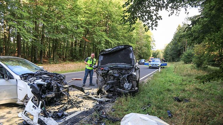 Auf der B 286 kam es zu einem Frontalzusammensto&szlig; von zwei Fahrzeugen. Die drei Insassen wurden schwer verletzt. Foto: NEWS5 / Merzbach