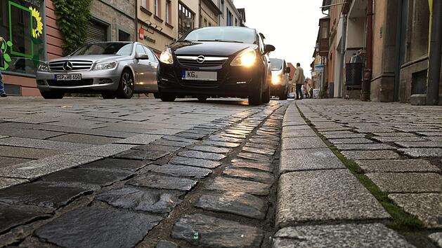 Diese drei Zentimeter hohe Kante in der Kissinger Stra&szlig;e hat eine 75-j&auml;hrige zu Fall gebracht. Foto: Ralf Ruppert