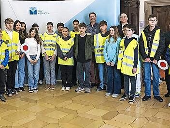 Begr&uuml;&szlig;ten die neu eingef&uuml;hrten Sch&uuml;lerlotsinnen und -lotsen: Oberb&uuml;rgermeister Dirk Vogel (hinten rechts) und Polizeioberkommissar Matthias Kleren (hinten links) sowie die Lotsenbetreuerinnen Heike Fischer (links) und Annika Gernert (rechts).