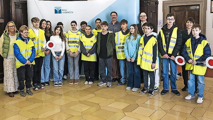 Begr&uuml;&szlig;ten die neu eingef&uuml;hrten Sch&uuml;lerlotsinnen und -lotsen: Oberb&uuml;rgermeister Dirk Vogel (hinten rechts) und Polizeioberkommissar Matthias Kleren (hinten links) sowie die Lotsenbetreuerinnen Heike Fischer (links) und Annika Gernert (rechts).