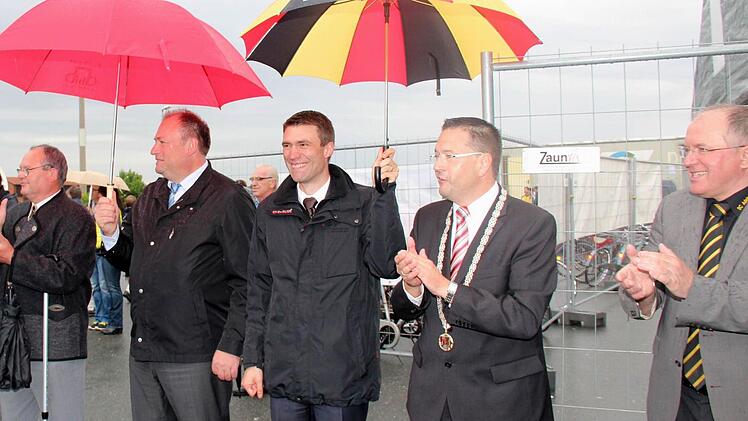 Zwei Schirmherren unter einem Schirm. Bürgermeister Karsten Fischkal (2. von rechts), links daneben MdB Stefan Müller.