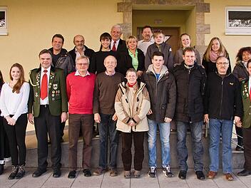 Schützenmeister Michael Wimmel (r.) ehrte die Vereinsmeister und die Persönlichkeiten des Jahres (vorne, v. l.): Jasmin Metz, Annabel Pfrang, Schützin des Jahres, und Dieter Schmitt. Foto: Schützengilde